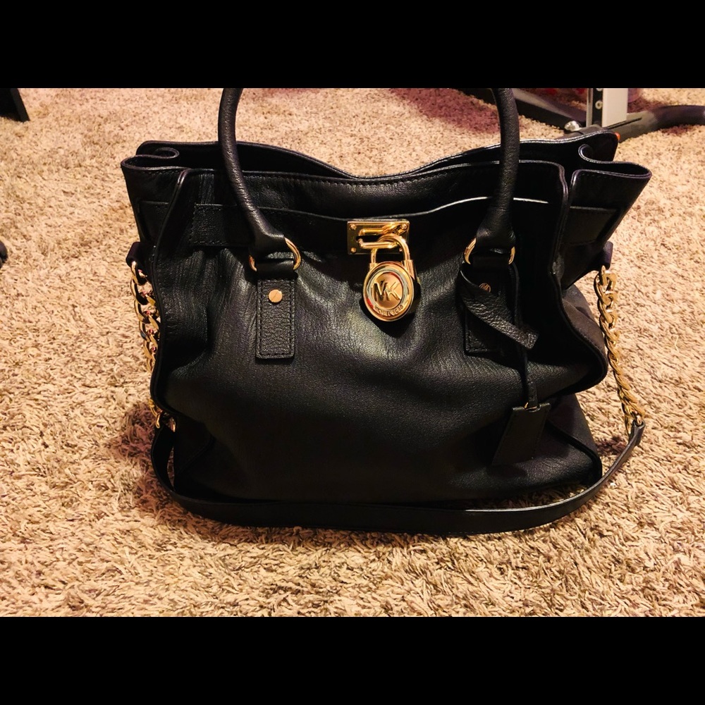 Preowned black Leather Michael kors purse 👜⭐️
